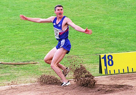 Jonathan Edwards celebrates world record Gothenburg 1995