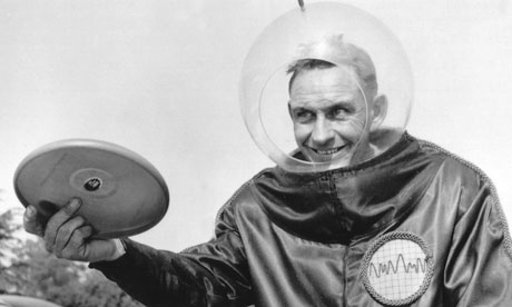 Fred Morrison dressed as a spaceman with a Frisbee in 1957