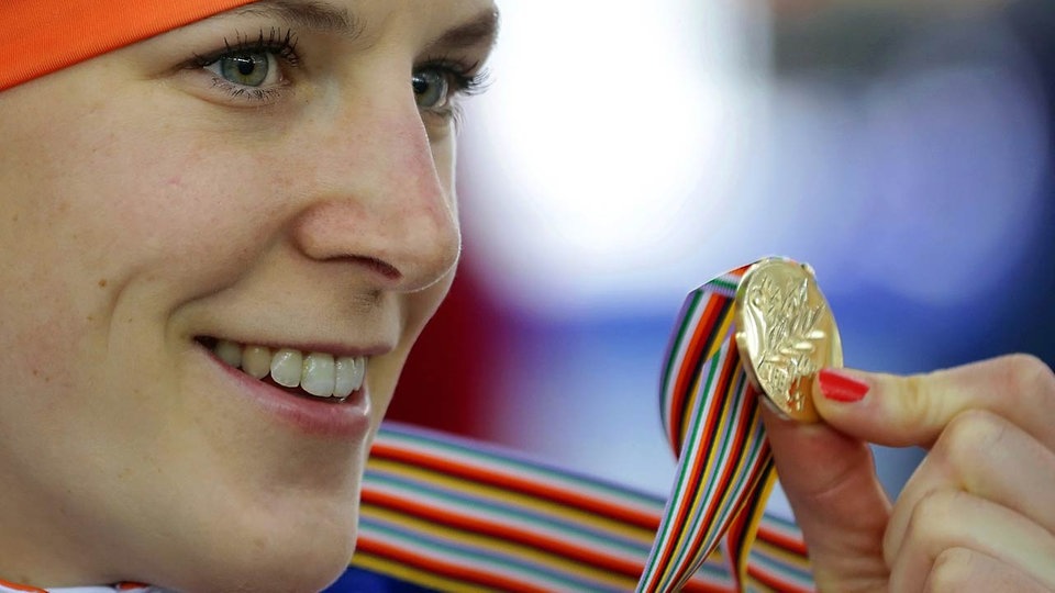 Ireen Wüst with Olympic gold medal