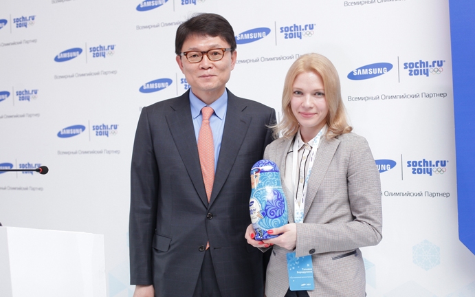 Yung Kook Lee and Tatyana Borodulina celebrate the launch of Samsungs Sochi 2014 campaign1