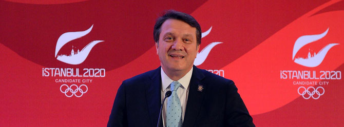 Hasan Arat in front of Istanbul 2020 logo