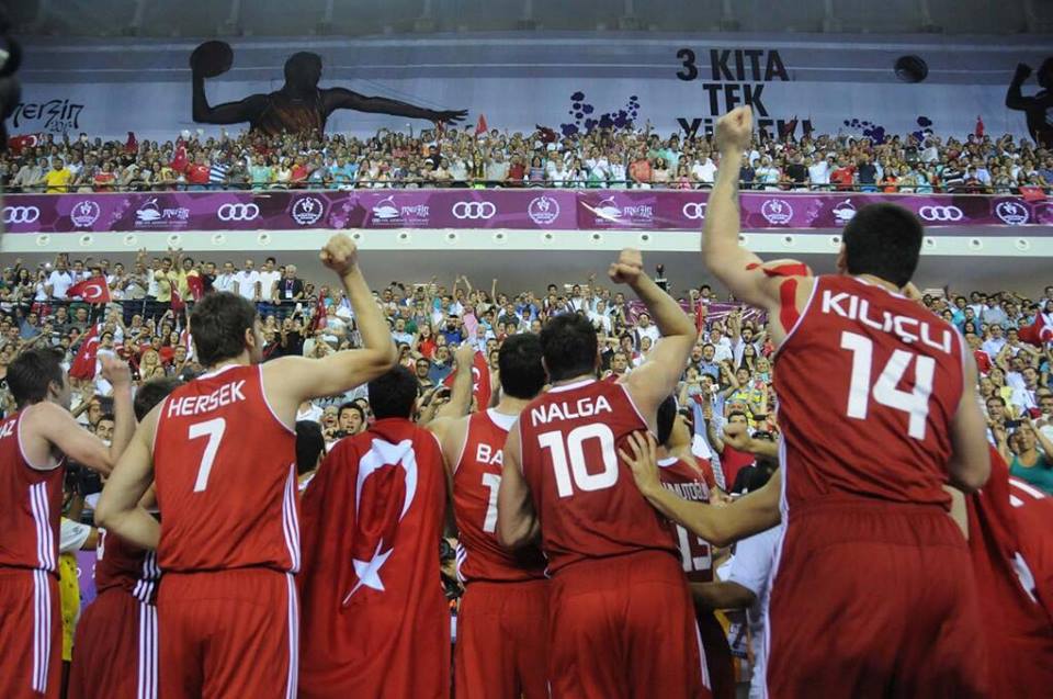 Turkey celebrate winning gold medal basketball Mersin 2013