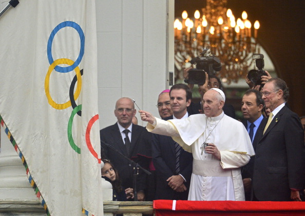 Pope Francis blesses Olympic flag Rio July 25 2013