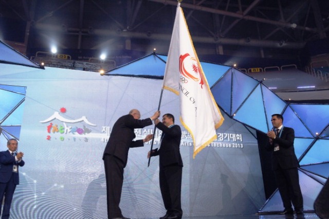Weiji Zhong L honorary vice President of OCA hand over OCA flag to Orazov Batyr RSports Minister of Turkmenistan during closing ceremony of the 4th Asian