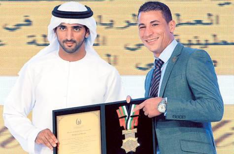 Tawfiq Al Makloufi receiving award