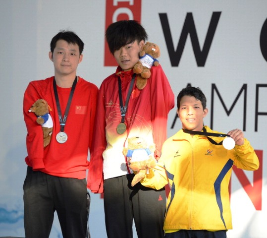 China's Zheng Tao (centre) caused an upset in the mens S6 50m freestyle by beating teammate Qing Xu (left)