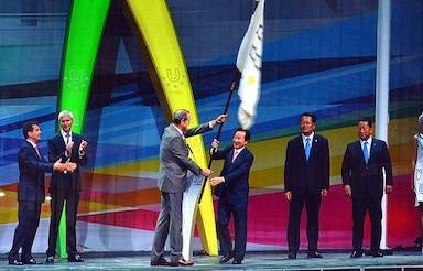 Gwangju Mayor Kang Un-tae received the Universiade flag at the closing ceremony of Kazan 2013