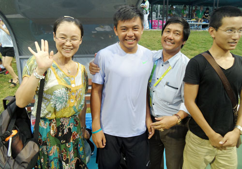 Ly Hoang Nam poses with the crowd after winning a thrilling an exhausting tennis title