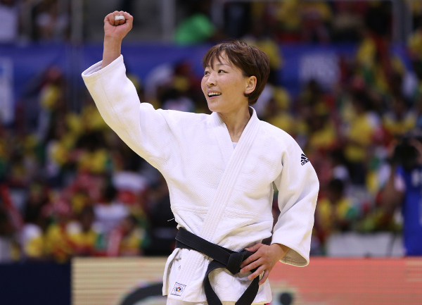 Mongolia's Mönkhbatyn Urantsetseg claimed the first gold medal of the World Judo Championships in Rio de Janeiro
