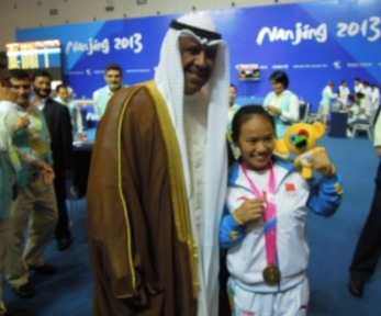 Sheikh Ahmad with the first gold medalist in Nanjing: Chinese weightlifter Huihua Jiang 