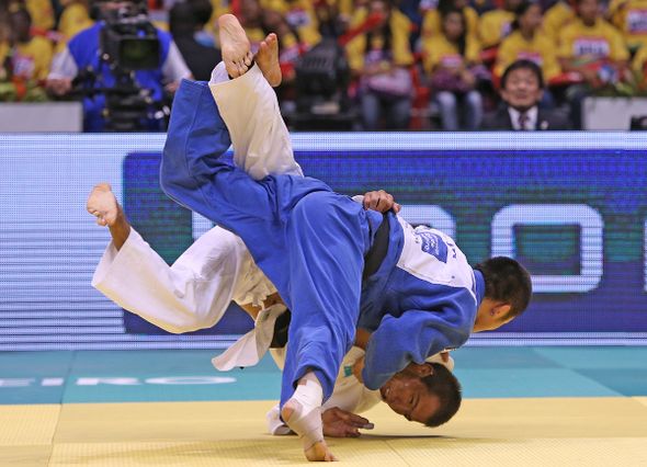 Masashi Ebinuma retained his world title with victory over Kazakhstan's Azamat Mukanov