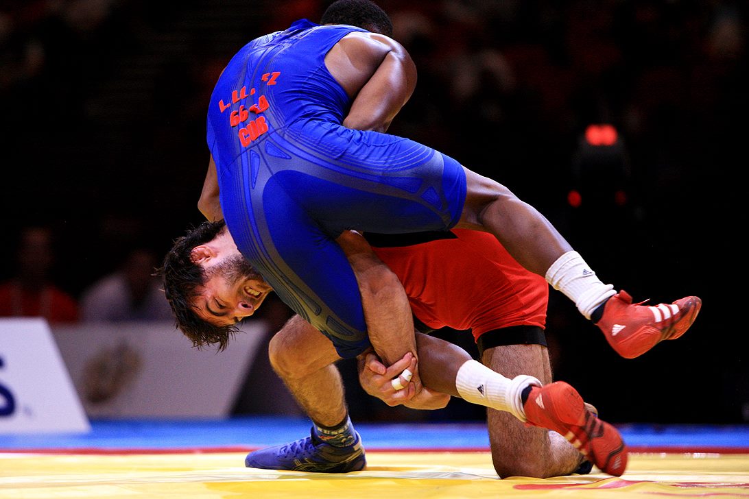 David Safaryan (in red) defeated Liván López to win the 66kg gold medal