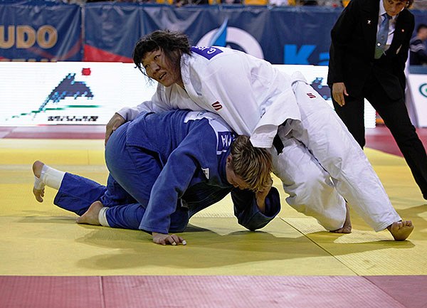 Gulzhan Issanova (white) secured the first of three golds for hosts Kazakhstan on day two in Almaty