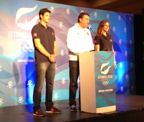Hasan Arat in between two of 21 young athletes as part of Istanbuls 2020 campaign