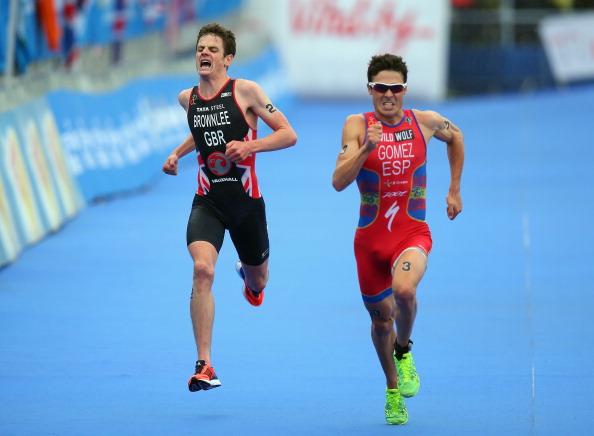 Javier Gomez defies the pain to sprint away from Jonny Brownlee and win his third triathlon world title