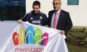 Lionel Messi poses with Madird 2020 flag, alongside bid leader Alejandro Blanco