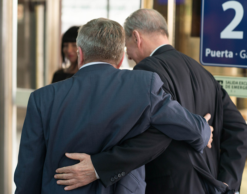 Thomas Bach and Jacques Rogge head to the flight taking them back from Buenos Aires arm in arm