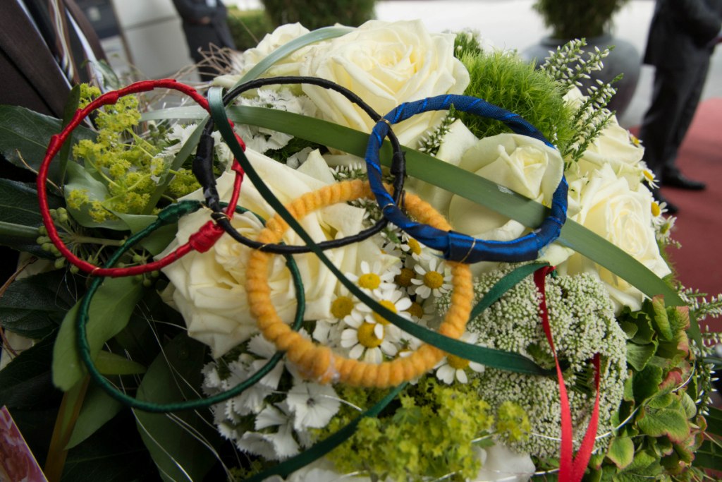 Volker Bouffier congratulated Thomas Bach and presented him with flowers, embellished with the Olympic Rings, for his wife