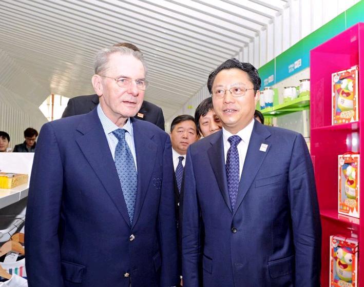 Yang Weize, Chairman of Nanjing 2014, alongside IOC President Jacques Rogge