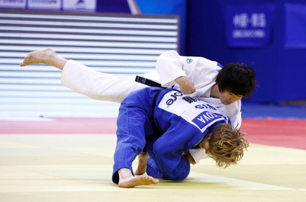 Alesya Kuznetsova opened Russia's medal haul with a win over China's Wu Shugen in the under 48kg division