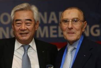 World Taekwondo Federation chief Chungwon Choue (right) has reappointed Peru's Ivan Dibos as his vice-president