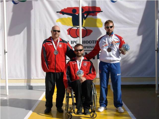 Filip Rodzik (centre) and Bawomir Okoniewski (left) made it a Polish top two in the pistol event on day four