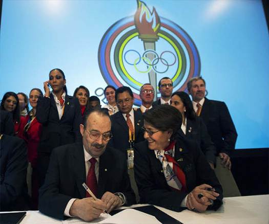 PASO President Mario Vázquez Raña and Lima Mayor Susana Villarán sign the host city contract after the Peruvian city was awarded the 2019 Pan American and Parapan Games