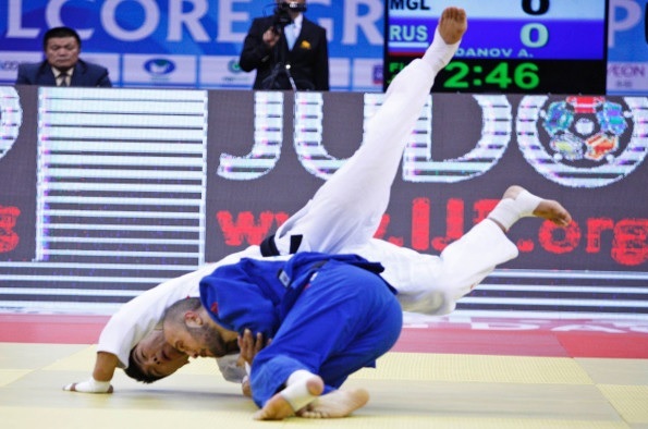 Russia's Alim Gadanov threw Mongolia's Davaadorjiin Tömörkhüleg with a ippon seoi-nage to win the under 66kg division