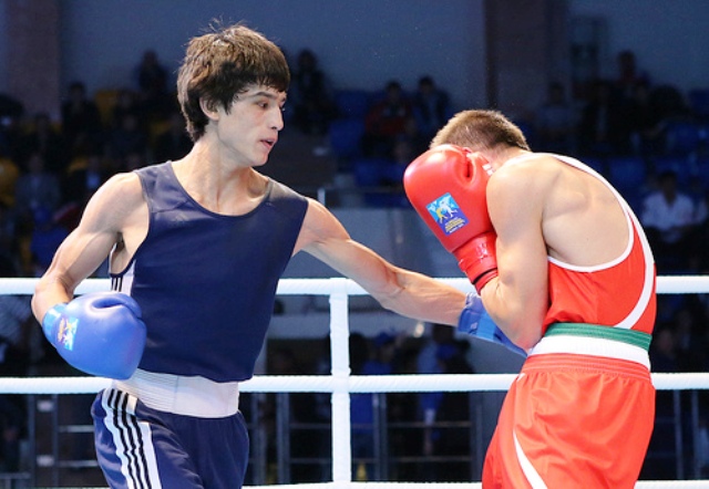 Shahriyor Akhmedov of Tajikistan (blue) confirmed his status as a rsing star by defeating Italy's Vincenzo Picardi