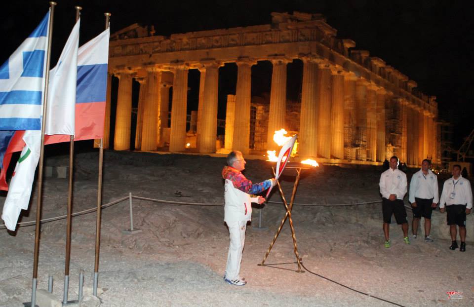 The HOC Secretary General Manolis Katsiadakis lights the cauldron in Akropolis