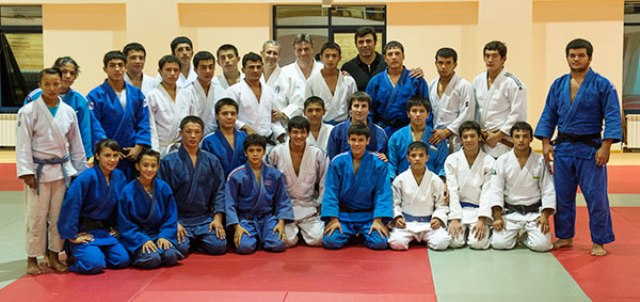 UJF President Armen Bagdasarov (centre, back row) attends a judo clinic in Tashkent ahead of the Tashkent Grand Prix