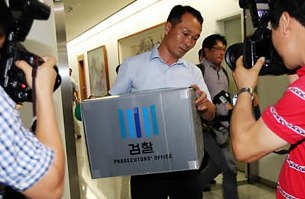Documents were removed from the office of Gwangju Mayor Kang Un-tae after he was accused of being involved in the forgery of documents submitted for the city's successful bid to host the 2019 World Aquatics Championships