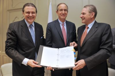 Richard Carrión, Comcast/NBC chief executive Brian Roberts and then IOC President Jacques Rogge hold the signed deal for United States television rights through 2020 that was signed in 2011