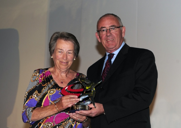 Sir Ludwig Guttmann's daughter Eva Loeffler receives a special trophy to mark his induction into the England Athletics Hall of Fame from Paul Dickenson @England Athletics