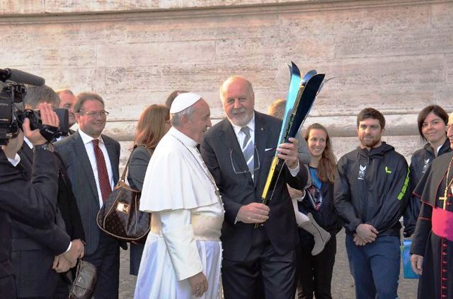 Pope Francis with Trentino 2013 chairman Segio Anesi and the Universiade torch
