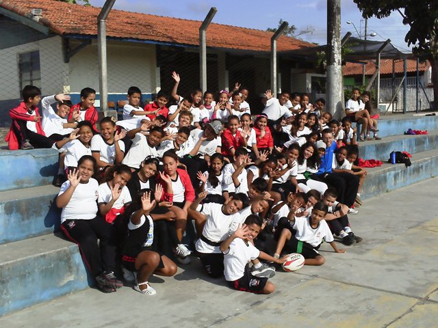 Pupils at the Guimarães Rosa Municipal School in Rio took part in rugby coaching sessions run by the Rio 2016 Organising Committee and the CBRU © IRB