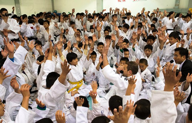 Ruben Houkes (centre foreground) meets some enthusiastic young judoka © IJF Media
