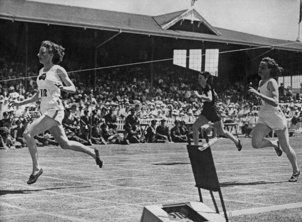 Marjorie Jackson sets a world record in the 220 yards heats at the 1950 British Empire Games in Auckland @Hulton Archive/Getty Images