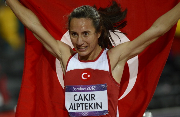 Asli Çakır Alptekin celebrates her shock victory in the 1500m at London 2012 ©AFP/Getty Images