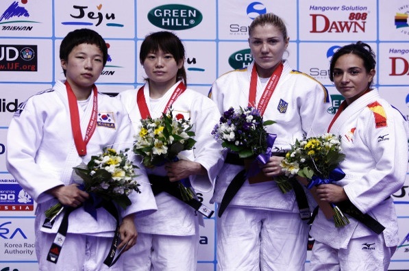 Japan came out on top of the opening contest with Emi Yamagishi beating home favourite Bo-Kyeong Jeong to gold ©IJF Media
