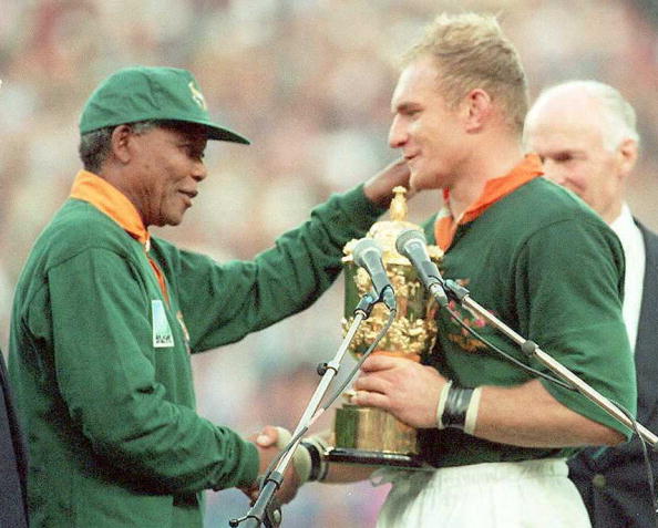 Mandela's most iconic sporting role was in presenting South African captain Francois Pienaar with the Rugby World Cup Trophy in 1995 ©AFP/Getty Images