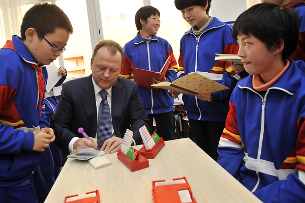 SportAccord President Marius Vizer today led a delegation from the World Mind Games to a school in Beijing ©SportAccord