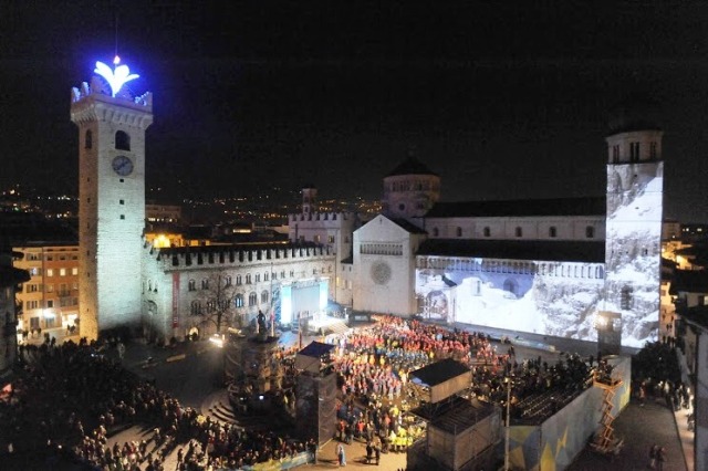 The Trentino 2013 Torch lights up the night sky above the Piazza Duomo in Trento as a symbol of innovation as well as sporting excellence ©Daniele Mosna/Trentino 2013 Universiade
