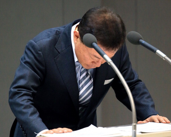 Tokyo Metropolitan Governor Naoki Inose bows for apology after being questioned over the loan from the scandal hospital group during the Tokyo Assembly ©The Asahi Shimbun via Getty Images