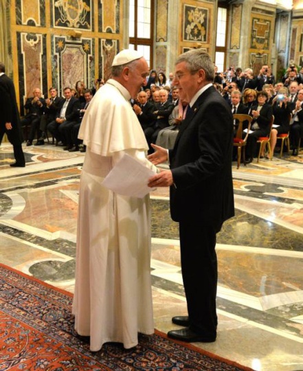 Pope Francis met IOC President Thomas Bach last month and warned sport of the dangers of money ©IOC