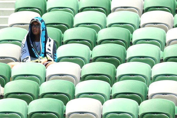 A fan covers himself from the heat with a towel during the match between Maria Sharapova and Karin Knapp ©Getty Images