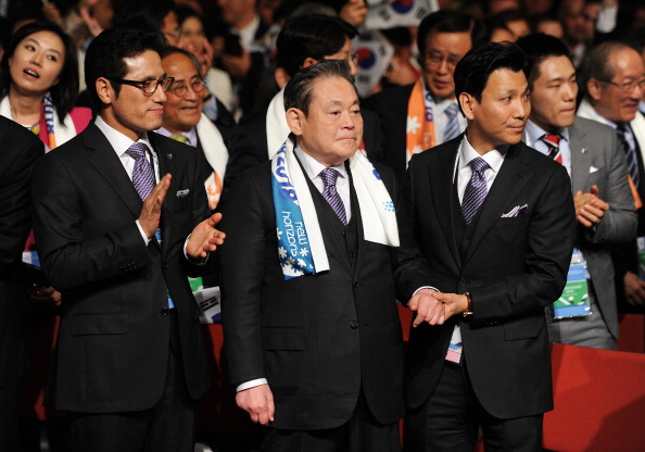 Lee Kun-hee (centre) was a key figure in Pyeongchang's successful bid to host the 2018 Winter Olympic and Paralympic ©Getty Images