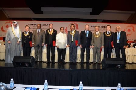 The five OCA Award winners alongside Sheikh Ahmad and other dignitaries following the presentation ©OCA