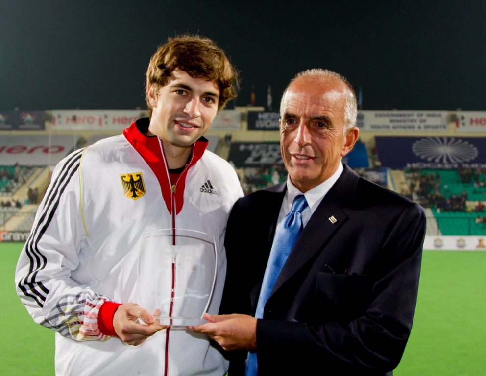 Tobias Hauke receiving the FIH Player of the Year award from Alberto Budeisky ©FIH/Grant Treeby