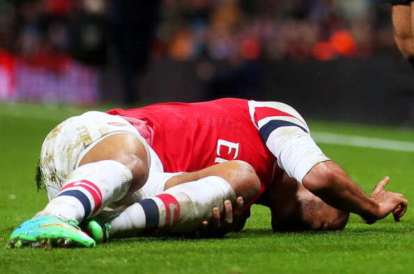 Hello trainer, bye bye World Cup finals - Theo Walcott calls for attention after injuring his knee in Saturday's FA Cup third round tie against Spurs ©Getty Images